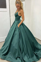 Dunkelgrünes A-Linien-Abendkleid mit Spaghettiträgern und Schleppe