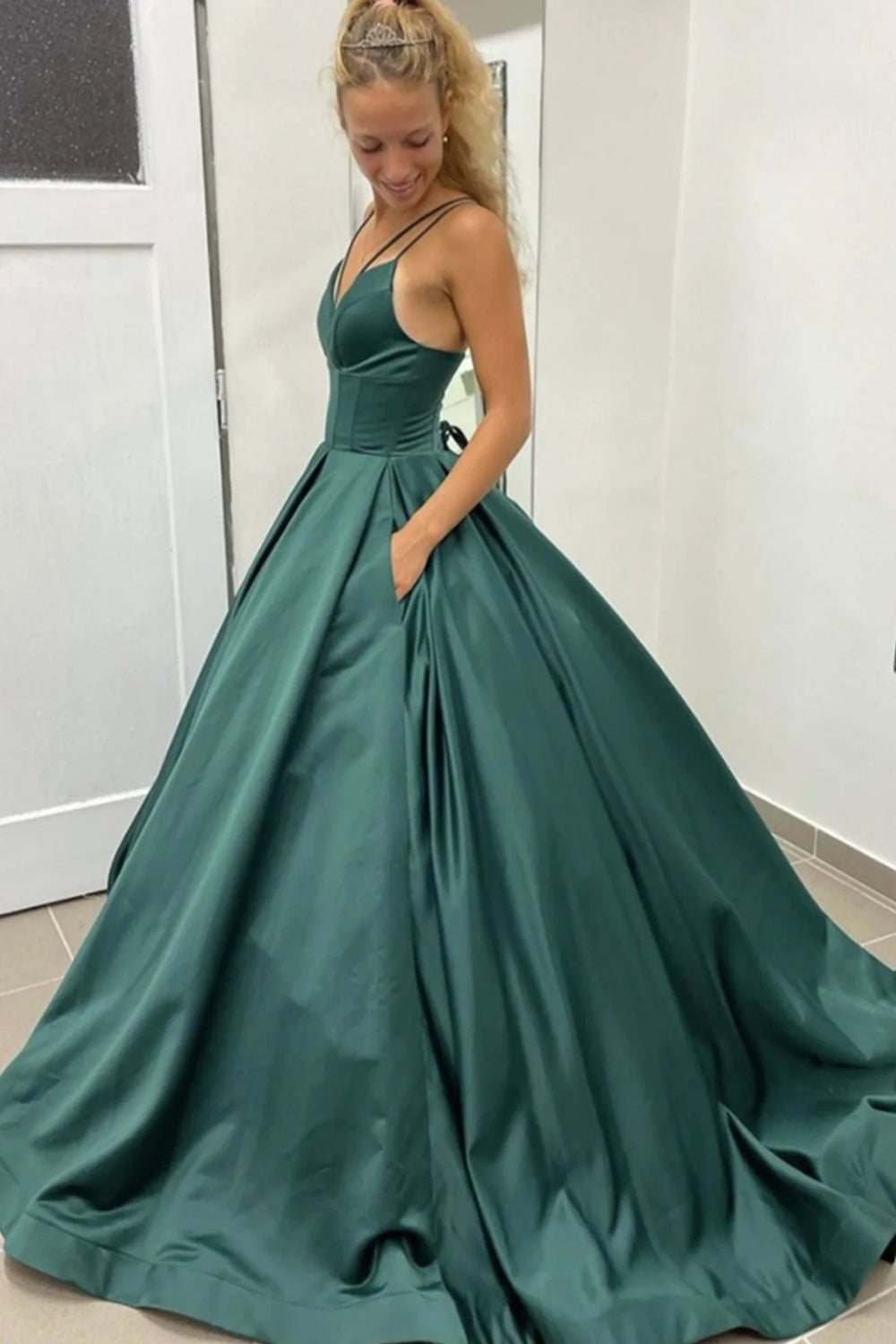 Dunkelgrünes A-Linien-Abendkleid mit Spaghettiträgern und Schleppe