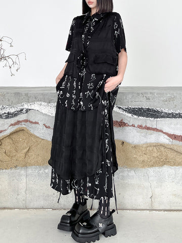 Blusas y camisas con solapas escalonadas, aberturas laterales, estampados, con cordones y dos bolsillos laterales falsos 