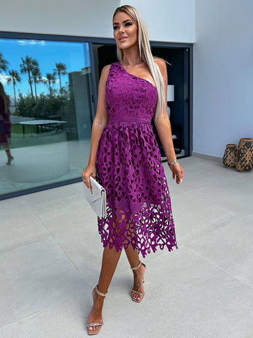 Vestido midi de verano morado de un solo hombro con encaje para playa 