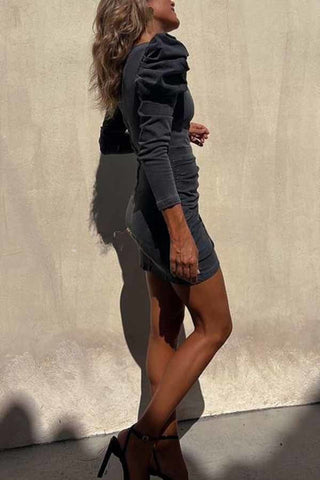 El mejor minivestido elástico fruncido con mangas abullonadas de mezclilla 