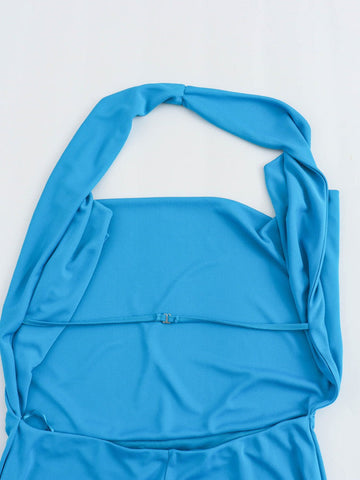 Rückenfreies, tief ausgeschnittenes, plissiertes Maxikleid 