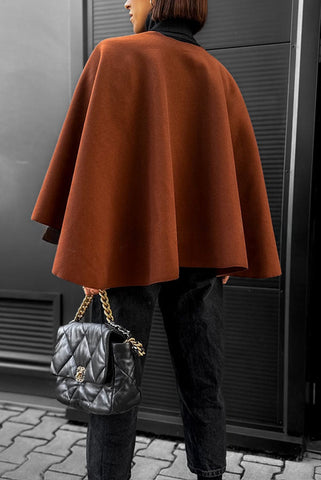 „Anything Is Possible“ – Lockerer Cape-Mantel aus Wolle mit Bindeband vorne 