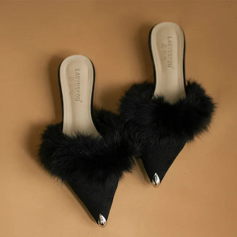 Zapatillas gruesas y sexys para mujer, zapatos de piel con punta puntiaguda, moda de invierno 2024, botas cortas de terciopelo con tira trasera para fiesta, calzado femenino 