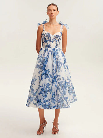 Vestido midi elegante de fiesta con tirantes finos y estampado floral en color azul cielo claro con corsé y corte en A 