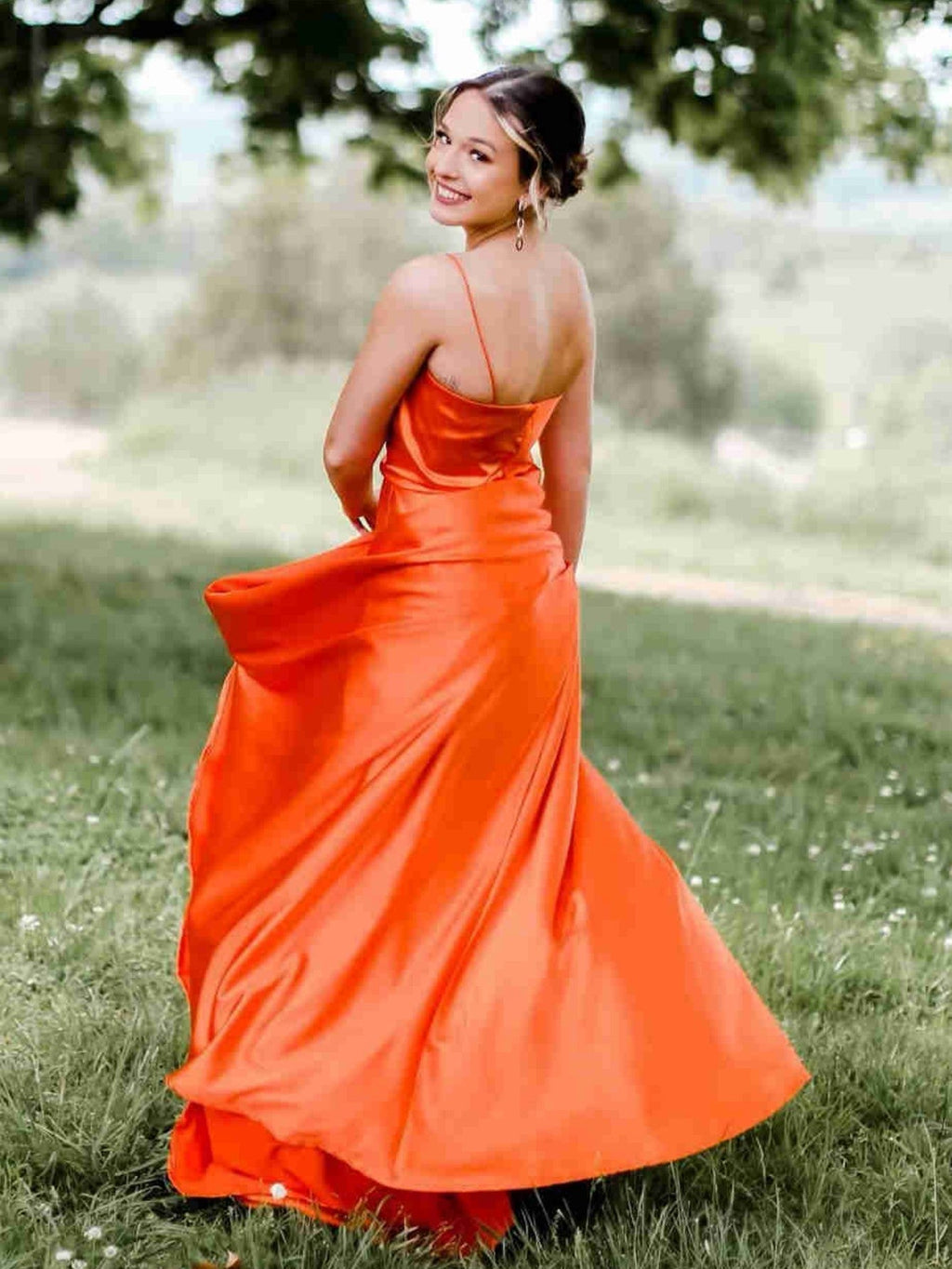 A-Linien-Abendkleid aus Satin mit Wasserfallausschnitt und Schlitz