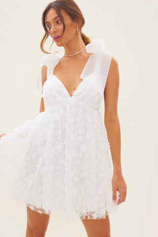 Blooming Love – Minikleid aus Tüll und Organza mit Blumenapplikation 