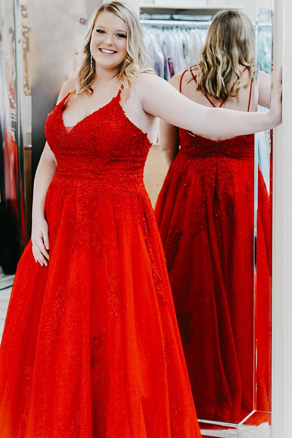 Rotes, langes A-Linien-Abendkleid in Übergröße mit Spaghettiträgern und Applikationen