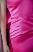 Neckholder-Abendkleid aus seidigem Satin mit Schleifenmuster am Rücken und Schleife, in verschiedenen Farben erhältlich