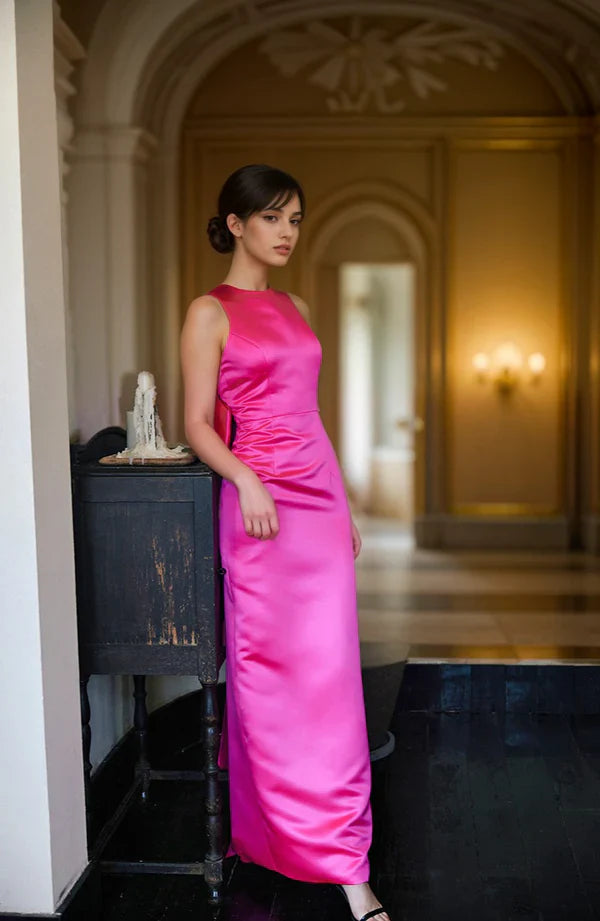 Neckholder-Abendkleid aus seidigem Satin mit Schleifenmuster am Rücken und Schleife, in verschiedenen Farben erhältlich
