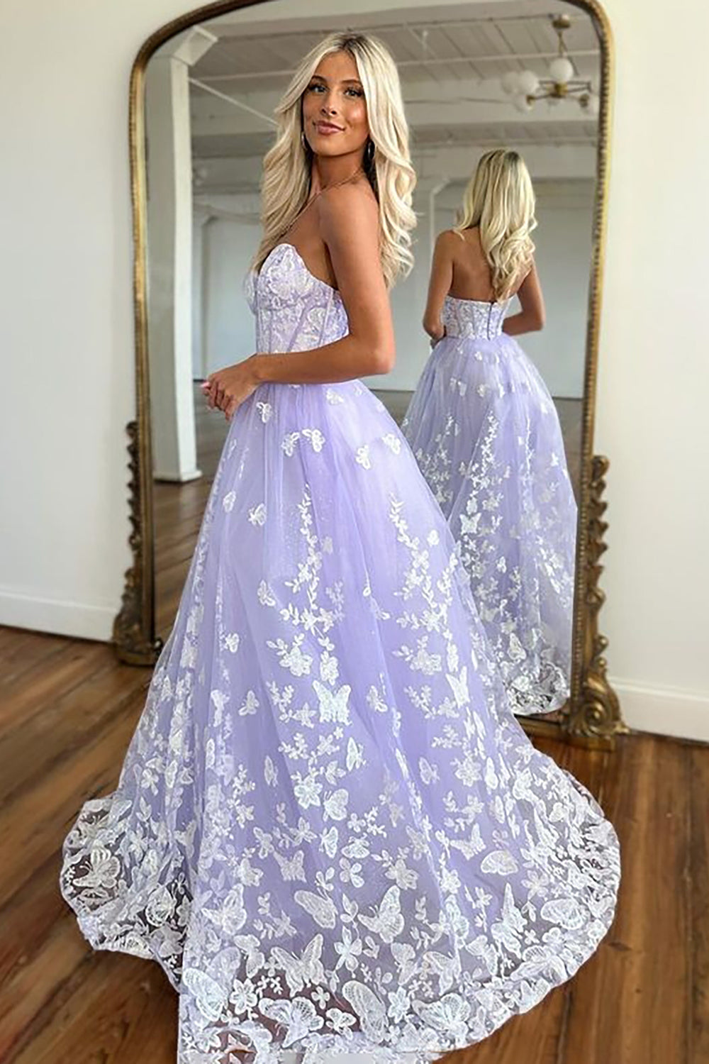 A-Linien-Abendkleid mit herzförmigem Ausschnitt, lila Korsett und Applikationen