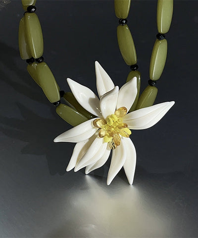 Stilvolle grüne Halskette mit Anhänger aus Acryllegierung mit Blumenmuster und Bambusknoten, doppellagig 