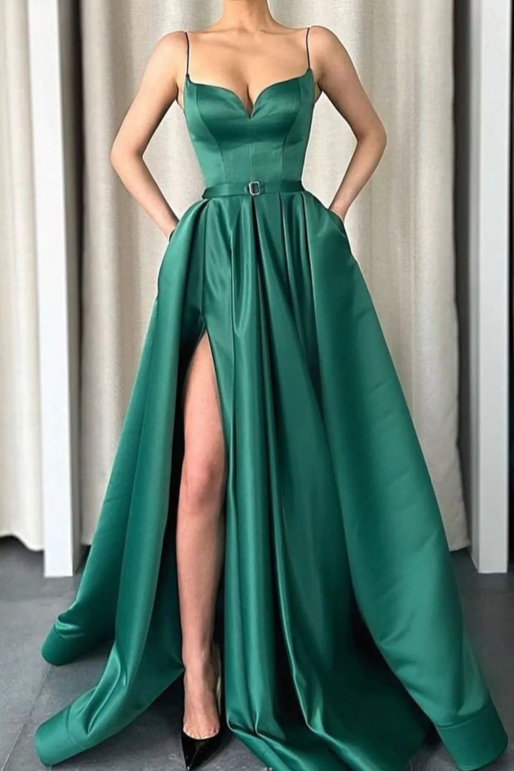 Grünes, langes A-Linien-Abendkleid mit Spaghettiträgern und Schlitz vorne