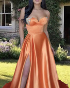 Vestido de fiesta largo de satén naranja con escote en forma de A y escote en forma de corazón con cola larga