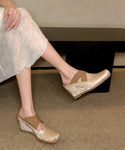Boutique Khakifarbene Sandalen mit überkreuzten Riemen und hohem Keilabsatz 