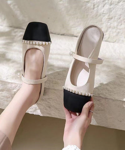 Sandalias planas con cuentas y punta cuadrada en color albaricoque francés 