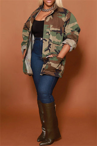 Cárdigan informal con estampado de camuflaje y cuello vuelto 