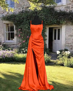 Vestido de fiesta de satén naranja con tirantes finos y corte sirena