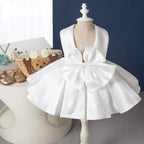 Elegantes weißes, ärmelloses, rückenfreies Faltenkleid mit Schleife für Babys – auch als Kommunionskleid für Kleinkinder geeignet. 