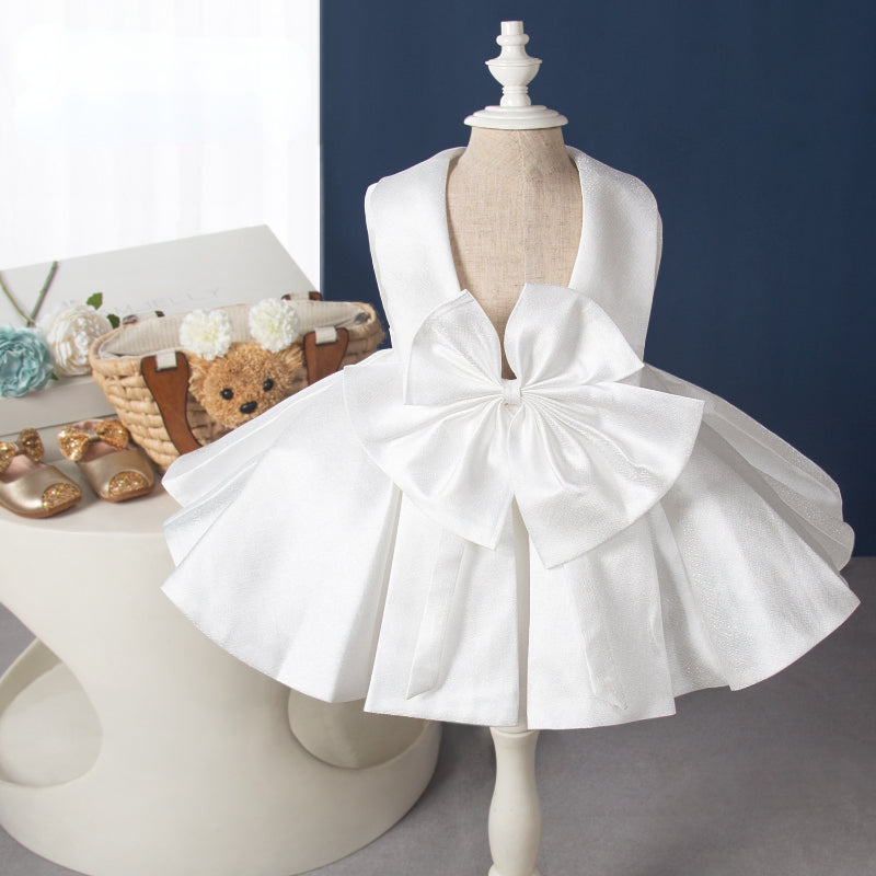 Elegantes weißes, ärmelloses, rückenfreies Faltenkleid mit Schleife für Babys – auch als Kommunionskleid für Kleinkinder geeignet. 