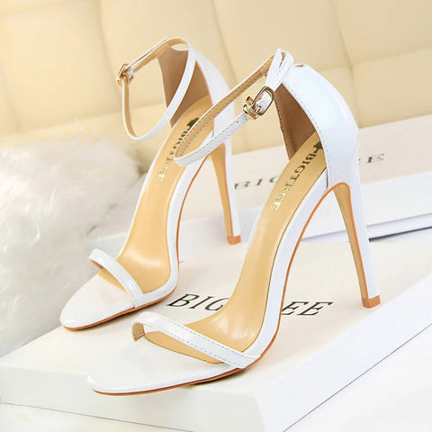 Sandalias de verano de estilo europeo con tacones súper altos y punta abierta de charol, tacones sexis para discoteca para mujer 