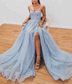 Vestido de noche de corte A con brillo y destellos, vestido formal de corte en forma de corte, sin mangas, escote en forma de corazón, tul con apliques de abertura y cuentas.