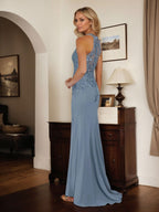 Vestido largo de madre de la novia con cuello halter y apliques en azul polvoriento
