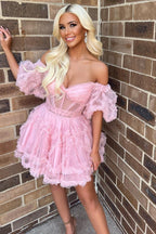 Ein schulterfreies Tüllkleid für den Homecoming-Ball