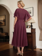 A-Linien-Chiffonkleid mit V-Ausschnitt, Teelänge und plissierter Perlenstickerei für die Mutter der Braut