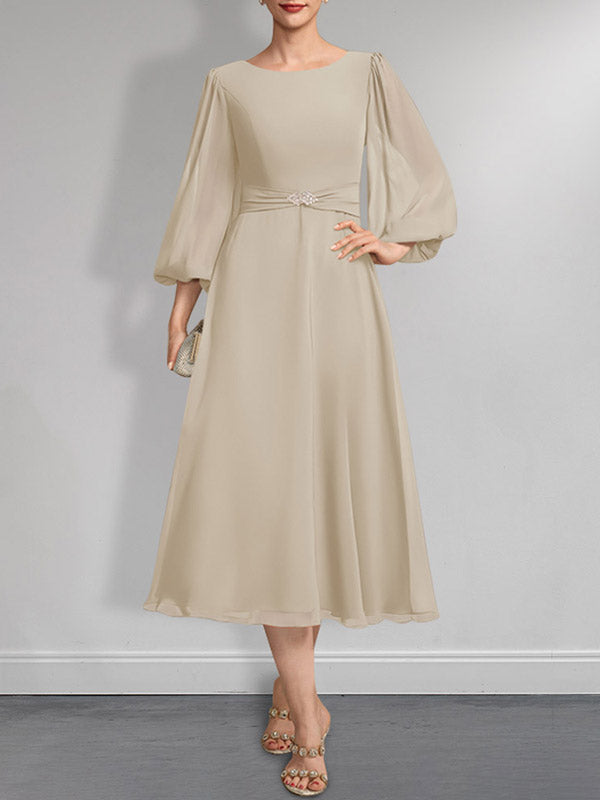 A-Linien-Chiffonkleid in Teelänge für die Mutter der Braut mit Kristallbrosche und Falten