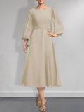 A-Linien-Chiffonkleid in Teelänge für die Mutter der Braut mit Kristallbrosche und Falten