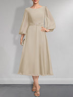 A-Linien-Chiffonkleid in Teelänge für die Mutter der Braut mit Kristallbrosche und Falten