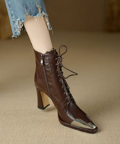 Modische braune Stiefel mit gekreuzten Riemen und klobigem Absatz 