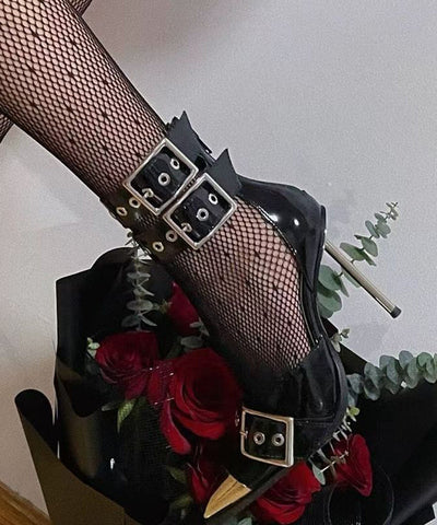 Sandalias negras de tacón de aguja de piel sintética con remaches a la moda 