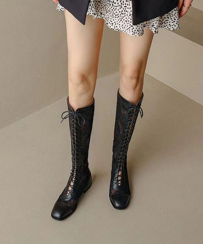 Einzigartige schwarze, klobige Stiefel mit Blumenstickerei und Tüllspleiß 