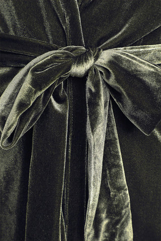 Cárdigan largo de terciopelo verde salvia oscuro Layers of Luxe 