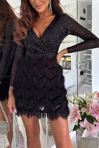 Vestido mini con flecos escalonados y patchwork de lentejuelas girando en la pista de baile 