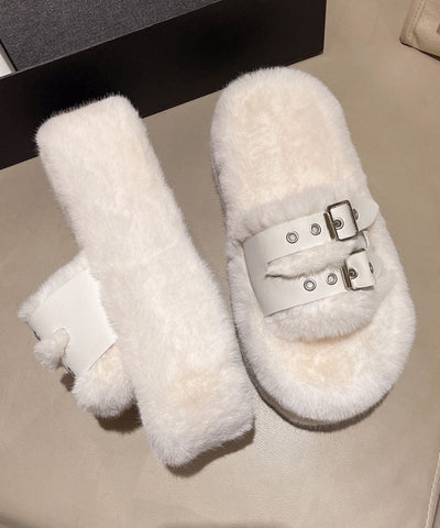 Zapatillas negras elegantes con plataforma y pelo peludo 