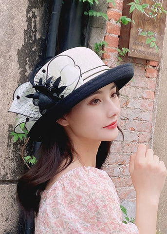Elegante sombrero cloche de lino con patchwork de tul y flores en gris 