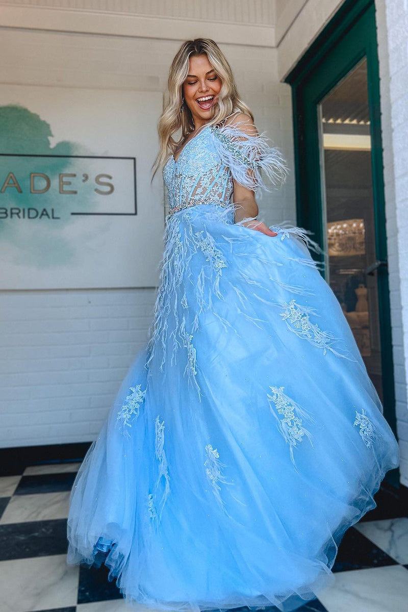 A-Linien-Abendkleid aus Spitze und Tüll mit V-Ausschnitt, Perlen- und Federstickerei.