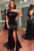 Vestido de fiesta largo de sirena sin tirantes con lentejuelas azul claro y plumas