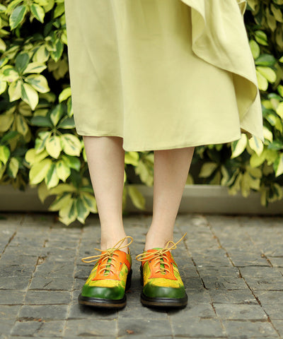 Einzelner Schuh im Retro-Farbblock-Stil mit Schnürung und Prägung im Ethno-Stil 