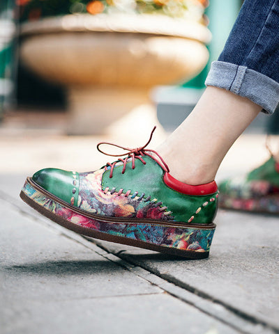 Grüne Boho-Plateauschuhe mit Schnürung und Prägung aus Schaffell 