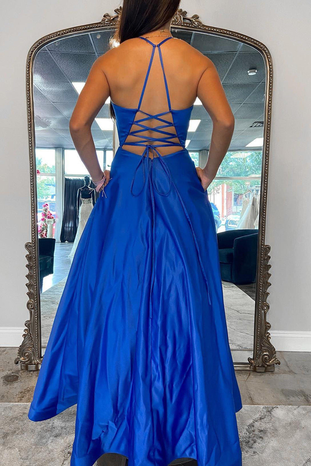 Vestido de fiesta largo azul con escote halter y espalda cruzada