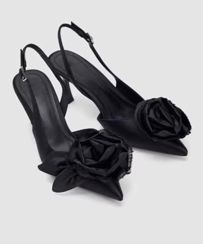 Stilvolle schwarze Sandalen mit Blumenmuster und hohem Absatz und spitzer Zehenpartie 