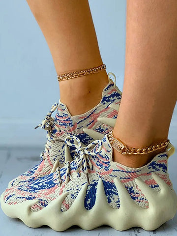 Atmungsaktive Sneakers aus Strick mit Schnürung 