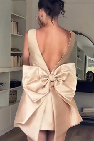 Vestido corto Ultimate Muse de satén con escote cuadrado y detalle de lazo extragrande 