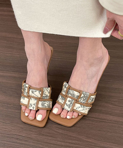 Sandalias de tacón alto con punta abierta y estampado negro 
