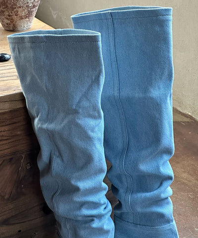 Stilvolle hellblaue Jeansstiefel mit Stilettoabsatz und spitzer Zehenpartie 