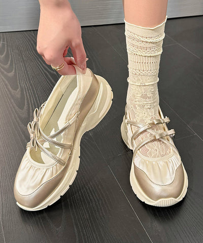 Elegantes zapatos planos con plataforma y tiras cruzadas con lazo plateado 